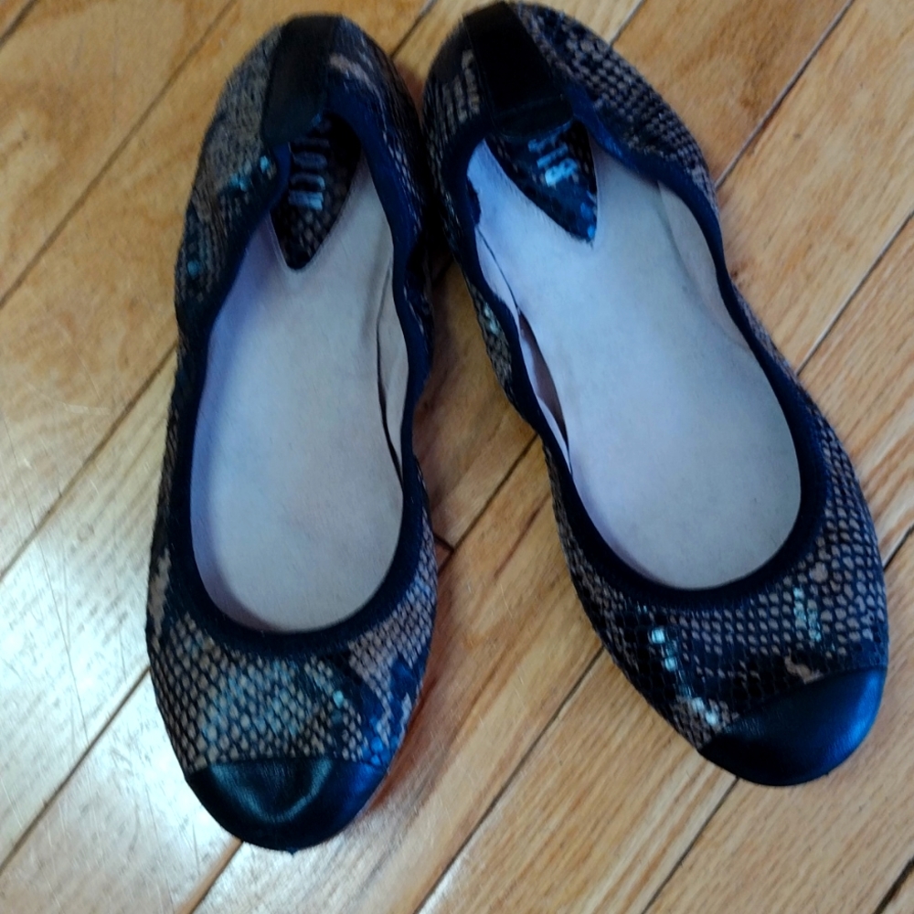 - - Bloch genuine turnshoe leather snake skin black toe Ballet flats